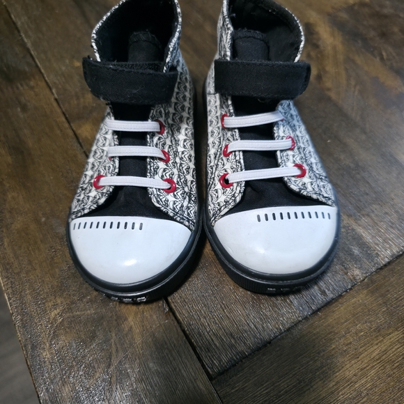Star Wars Black and White Kids Sneakers with Red Accents - Picture 2 of 4